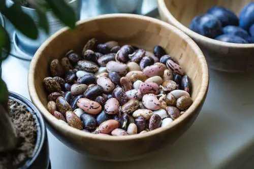 Schegge di vetro sui fagioli e patatine contaminate: i richiami del ministero