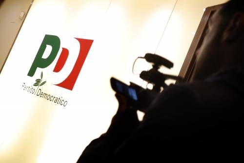 Il Pd si rimangia la linea dura: in Lombardia tenta l'inciucio con i 5 Stelle
