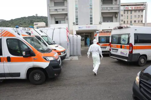 Contagi da record: superati i 220mila. Ora tutta l'Italia va verso l'arancione