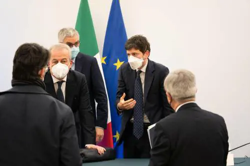 Tamponi a tutti, Brusaferro era scettico. E Guerra (Oms): "La cavolata del secolo"