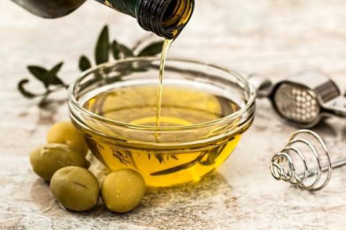 Olio di oliva, mezzo cucchiaio al giorno riduce i rischi cardiovascolari