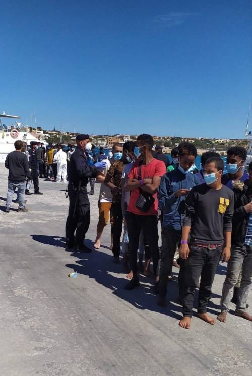 Fermati i "signori dello sbarco": hanno portato più di 100 immigrati in Italia