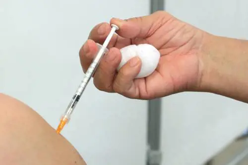 Dubbi Ema sulla quarta dose: "Insostenibile campagna ogni 3-4 mesi"