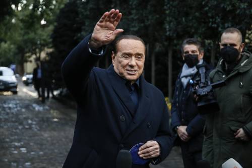 Berlusconi si ritira dalla corsa al Colle: "Draghi resti premier"