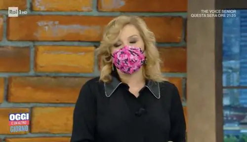 "Contatto con un positivo". E la Bortone mette la mascherina in diretta