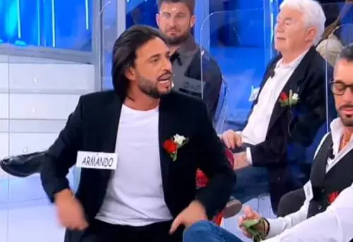 "Non ti rivolgere così a me": scoppia la rissa a Uomini e donne