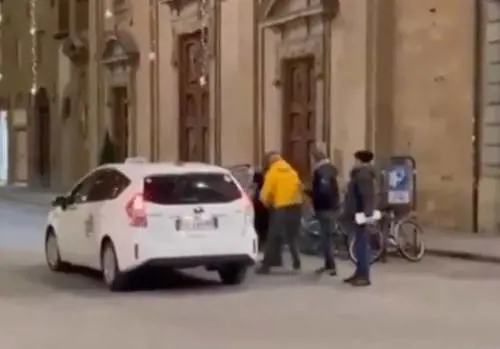 Tassista aggredisce una cliente: le immagini choc