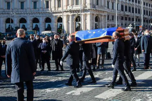 Selfie e post alla camera ardente. La pietas diventa comunicazione