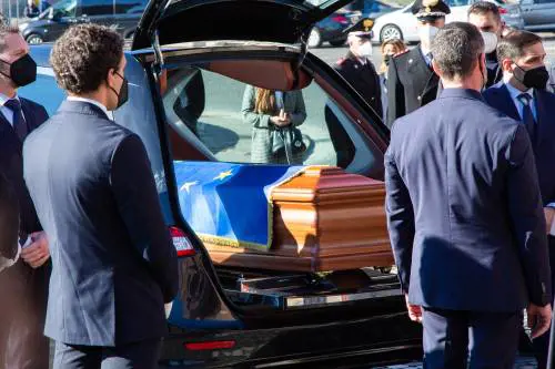 Funerali di Stato e di popolo "Ci hai insegnato speranza"