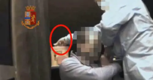 Il vaccino su una garza: l'infermiera che "regalava" i pass