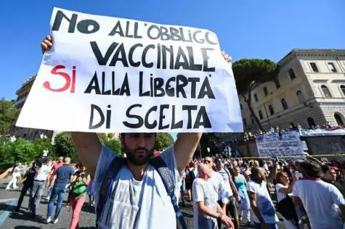 I no-vax sono irriducibili e credono ai complotti