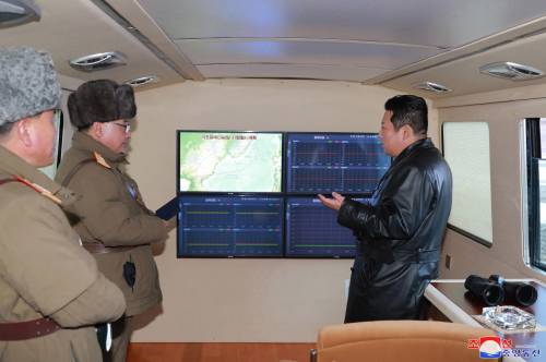 Missili, avvertimenti e minacce: la strategia della “pentola a pressione” di Kim