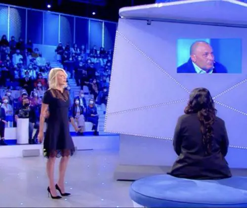 "Dovevi pensarci prima": così una figlia chiude la busta al padre a C'è posta per te