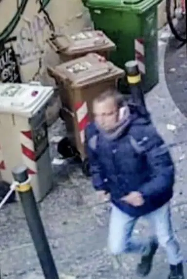 Caccia all'uomo che tira pugni a donne scelte a caso per strada