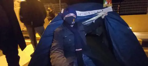 Messina, sindaco incatenato al molo contro il Pass