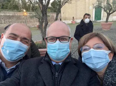 La vincitrice delle suppletive D'Elia insieme al governatore della Regione Lazio Zingaretti e al sindaco di Roma Gualtieri