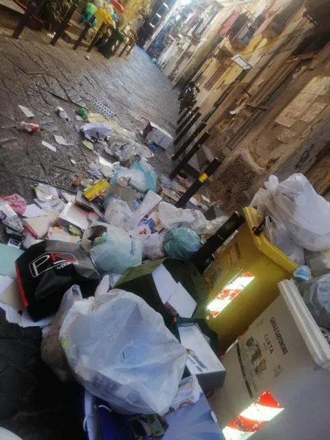 Rifiuti, all'ombra del Vesuvio la situazione è grave