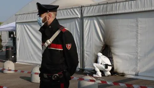 Condannati i due no vax che lanciarono molotov contro hub di Brescia