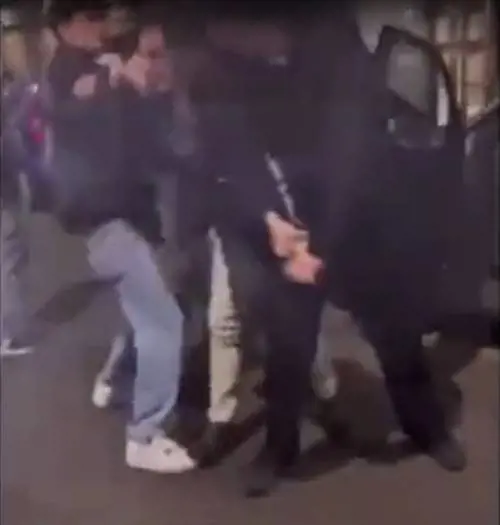 "Ecco perché ho sparato". Il vigile aggredito dalla banda di skaters