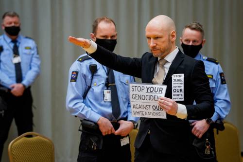 "Non sono più un pericolo". E in aula Breivik fa il saluto nazista