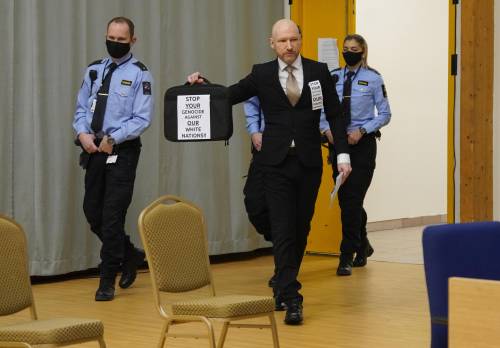 Breivik chiede la libertà condizionale (e si rivolge ai giudici con il saluto nazi)