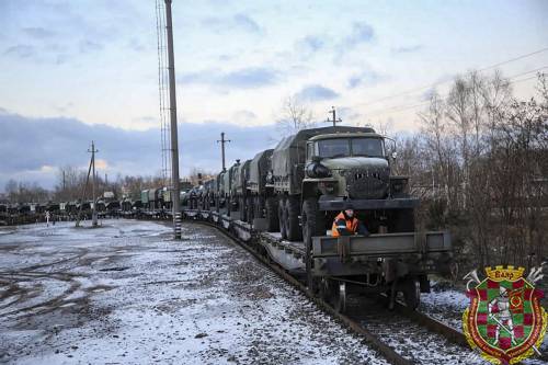 Mosca muove altre truppe: alta tensione lungo il confine con Ucraina