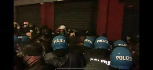Scontri tra poliziotti e militanti di Casapound a Casal Bertone
