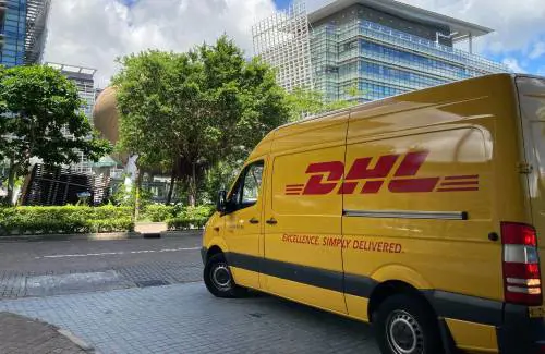 Frode sui pacchi DHL: ecco la mail falsa che può svuotarti il conto. La società lancia l'allarme