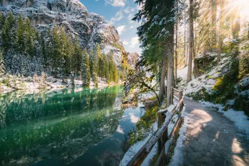 Alto Adige, cede il lago ghiacciato: grave bimbo di 7 mesi