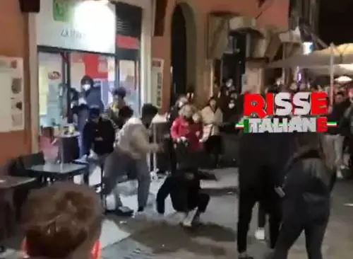 "Calci e sediate". Maxi-rissa a Bologna, polemica sulla giunta rossa