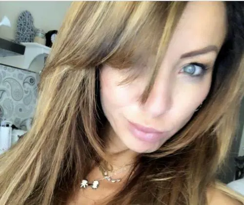 Gira video hot e foto osè, dipendente di banca viene licenziata