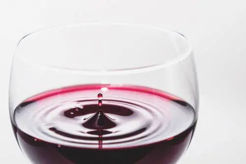 Vino rosso, l’alleato della salute dei capelli