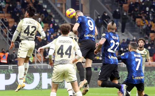 Alla fine Dzeko usa la testa e l'Inter ritrova l'allungo