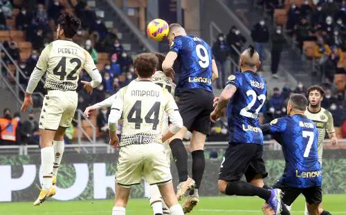Alla fine Dzeko usa la testa e l'Inter ritrova l'allungo