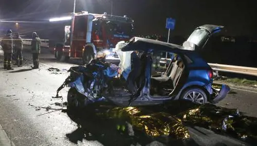Lo spaventoso schianto contro il bus: morti 5 giovani 