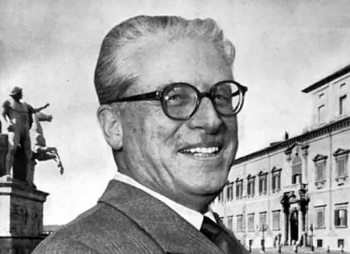 Giovanni Gronchi, equidistante tra i due blocchi in cui era diviso il mondo