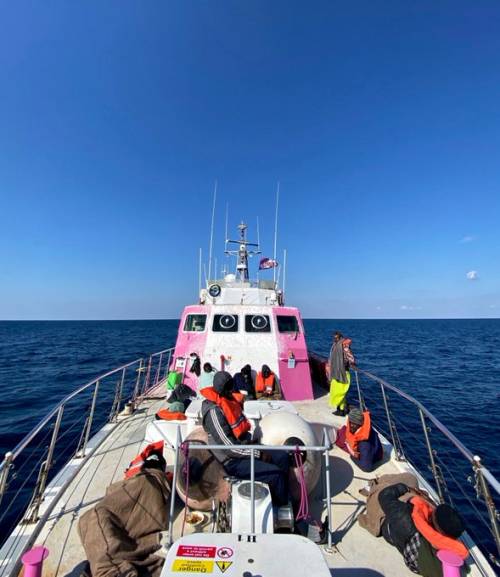 La barca dei radical chic disegnata da Banksy ci rifila 58 migranti