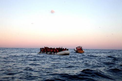 500 clandestini in arrivo. E Lampedusa diventa l'hub delle Ong