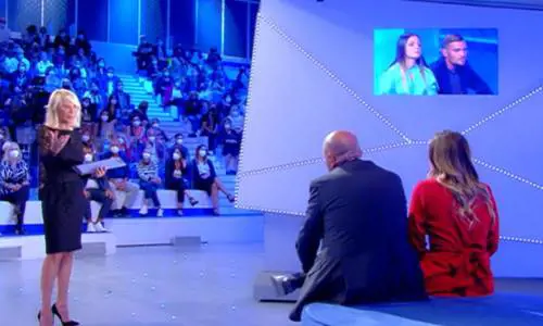 "Serve responsabilità". E la De Filippi lascia lo studio di C'è posta per te