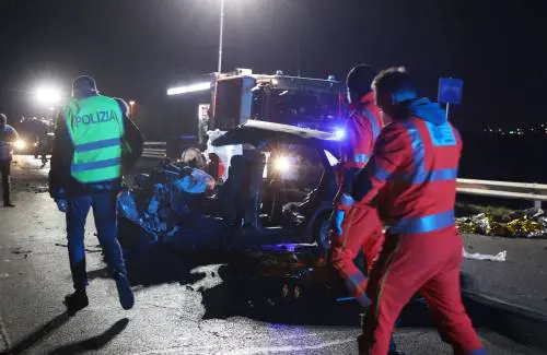 Lo schianto mortale contro il bus: nessuno aveva la patente