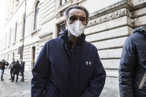 Omicron molla la presa. Fontana: "Ora cambiare regole per quarantena"