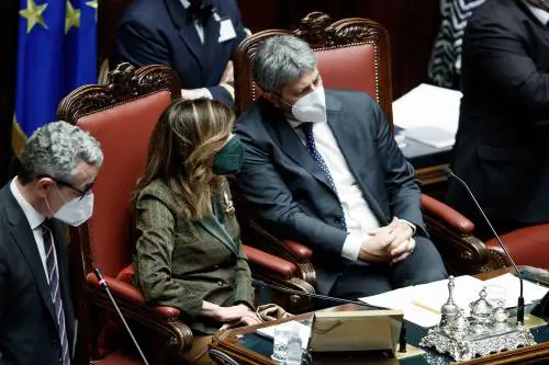 "Minuto di silenzio", "Non è previsto". Il voto sul Colle inizia con un disguido