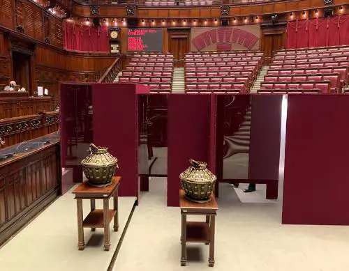 Al voto in ambulanza, il gesto in Aula e il blackout: tutte le "stranezze" del voto