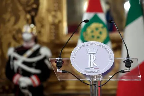 Il Palazzo in ansia pensa già al dopo. Tra facce da poker e accordi segreti dietro le quinte