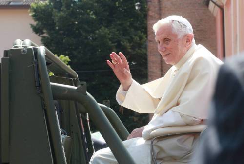 Ratzinger chiede scusa sul summit degli abusi. "C'ero ma chiarirò tutto"