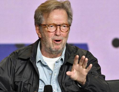 Eric Clapton fuori controllo: "I vaccinati? Vittime di ipnosi di massa"