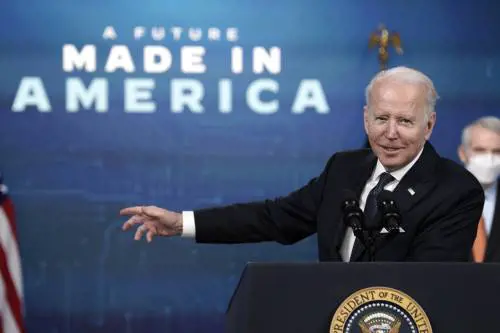 Non solo insulti al giornalista: ecco il lungo elenco delle gaffe di Biden