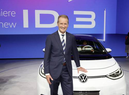 Automotive bollente: Tavares, le retromarce di Diess, il caos transizione
