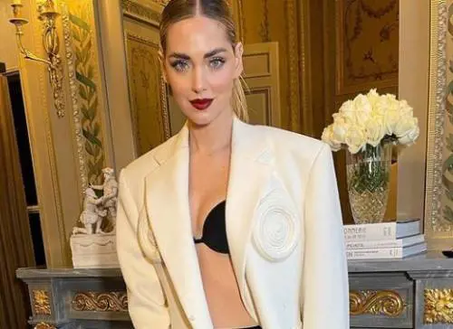 "Senza slip?". La foto della Ferragni infiamma il web