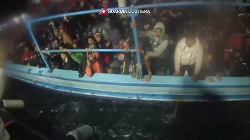 Quasi 500 arrivi in 24 ore: Lampedusa è di nuovo al collasso